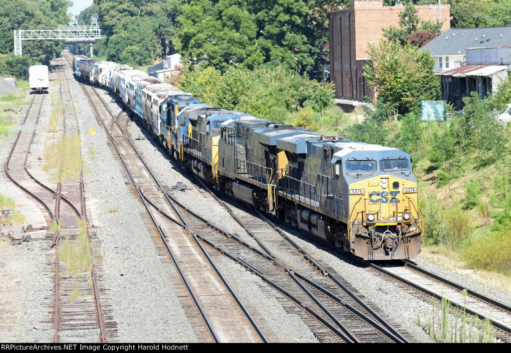 CSX 5376 leads train L620-01 towards the yard